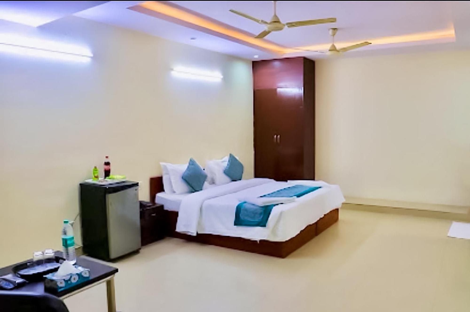 Happy Inn - Near Saket Metro Nueva Delhi Exterior foto